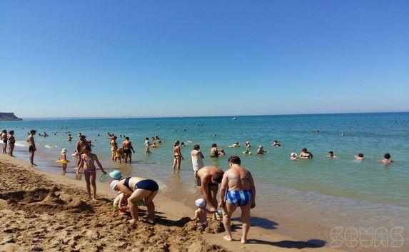 Туристы едут в Крым несмотря ни на что: фотоотчёт с пляжа